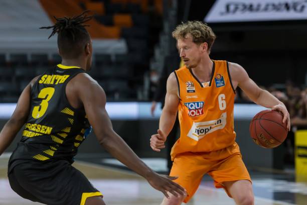 低头返回更 低头返回更